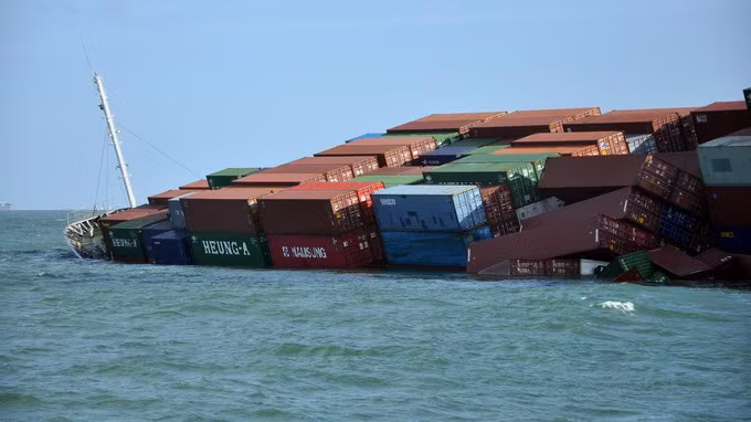 Con tàu đang chìm dần cùng số hàng hóa trị giá hàng chục triệu USD trên boong