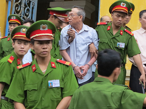 Bị cáo Đặng Văn Hai thất thần khi biết mình sẽ bị tử hình Bị cáo Đặng Văn Hai thất thần khi biết mình sẽ bị tử hình