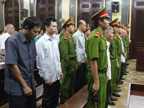 Giậy phút "nghẹt thở" của các bị cáo trước khi nghe Chủ tọa phiên tòa tuyên án Giậy phút "nghẹt thở" của các bị cáo trước khi nghe Chủ tọa phiên tòa tuyên án