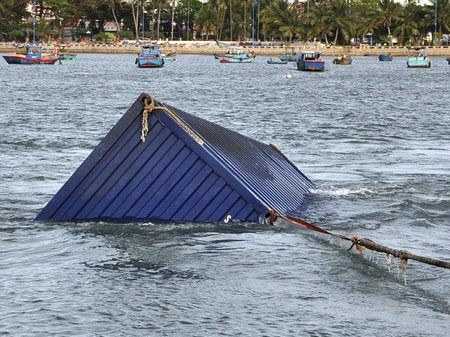Nguy cơ ô nhiễm nghiêm trọng nếu các container chứa hóa chất rơi xuống biển Nguy cơ ô nhiễm nghiêm trọng nếu các container chứa hóa chất rơi xuống biển