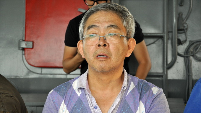 Thuyền trưởng Lee Kwang Ho vẫn còn thất thần mỗi khi hướng về con tàu đang chìm dần trên biển Thuyền trưởng Lee Kwang Ho vẫn còn thất thần mỗi khi hướng về con tàu đang chìm dần trên biển