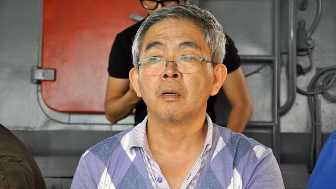 Thuyền trưởng Lee Kwang Ho vẫn còn thất thần mỗi khi hướng về con tàu đang chìm dần trên biển