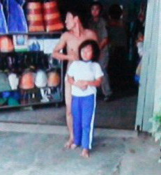 Dù đã bị bao vây, đối tượng vẫn đang hung hãn khống chế cháu Tuệ để tìm đường tháo chạy. Ảnh: Công an cung cấp Dù đã bị bao vây, đối tượng vẫn đang hung hãn khống chế cháu Tuệ để tìm đường tháo chạy. Ảnh: Công an cung cấp