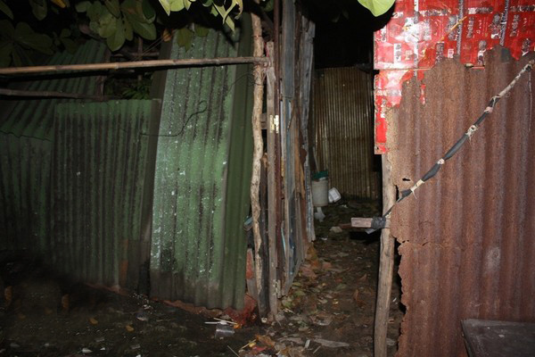 Căn nhà trọ tồi tàn của gia đình bà Tuyết Nở đã bỏ trống hoang lạnh khi sự việc bạo hành cháu Đức bị phát giác