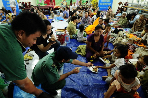 Người dân tránh bão được bố trí ở tạm tại Nhà thiếu nhi huyện Cần Giờ Người dân tránh bão được bố trí ở tạm tại Nhà thiếu nhi huyện Cần Giờ