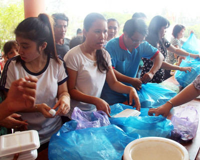 Phát cơm cho người dân Cần Giờ tại điểm tránh bão