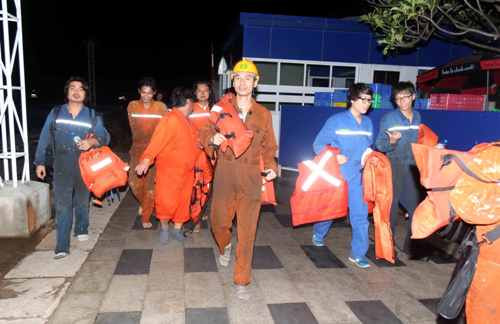 Các thủy thủ gặp nạn đã được đưa lên bờ an toàn rạng sáng nay. Các thủy thủ gặp nạn đã được đưa lên bờ an toàn rạng sáng nay.