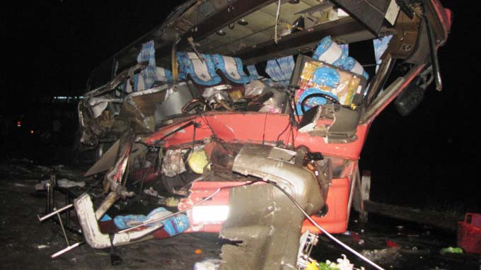 Hiện trường vụ tai nạn, chiếc xe khách giường nằm bị biến dạng hoàn toàn Hiện trường vụ tai nạn, chiếc xe khách giường nằm bị biến dạng hoàn toàn