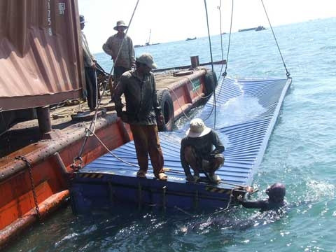 Tích cực trục vớt các container bị rơi xuống biển Tích cực trục vớt các container bị rơi xuống biển
