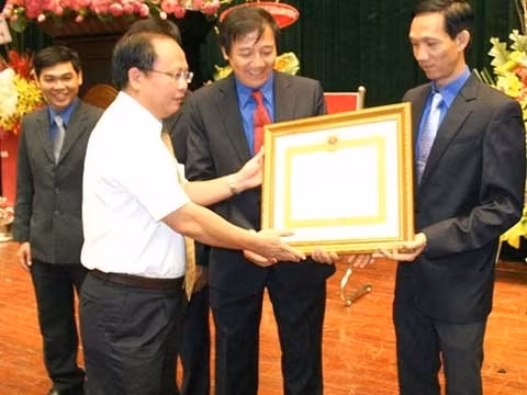 Sếp "lương khủng" mặc dù có nhiều sai phạm, trước đó vẫn đều đặn được nhận bằng khen Sếp "lương khủng" mặc dù có nhiều sai phạm, trước đó vẫn đều đặn được nhận bằng khen