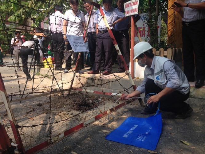 Nếu sau 2 ngày tới, không ghi nhận được hiện tượng bất thường nào nữa, mặt đường sẽ được tái lập, trả lại sinh hoạt bình thường. Nếu sau 2 ngày tới, không ghi nhận được hiện tượng bất thường nào nữa, mặt đường sẽ được tái lập, trả lại sinh hoạt bình thường.