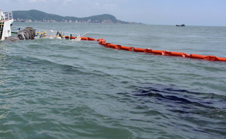 Dầu DO từ con tàu bị nạn Heung-A Dragon đang tràn ra ngoài một nhiều hơn. Dầu DO từ con tàu bị nạn Heung-A Dragon đang tràn ra ngoài một nhiều hơn.