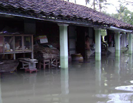 Vỡ đê bao sông Lái Thiêu, nhà dân bị ngập nặng Vỡ đê bao sông Lái Thiêu, nhà dân bị ngập nặng