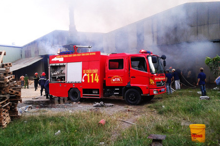 Sau gần 2 giờ chiến đấu, lực lượng PCCC chuyên nghiệp mới cơ bản khống chế được ngọn lửa Sau gần 2 giờ chiến đấu, lực lượng PCCC chuyên nghiệp mới cơ bản khống chế được ngọn lửa