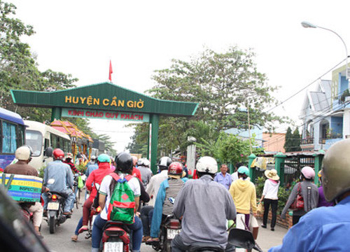 Chiều nay, người dân Cần Giờ hối hả mong về kịp bên người thân trước khi bão vào