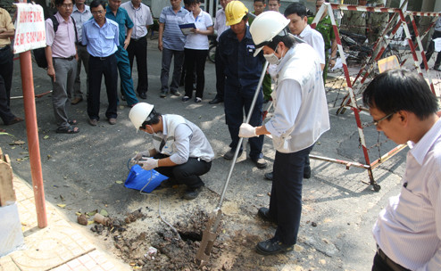 Các nhà khoa học tiến hành lấy mẫu đất và mẫu khí trong lòng "hố đen" Các nhà khoa học tiến hành lấy mẫu đất và mẫu khí trong lòng "hố đen"