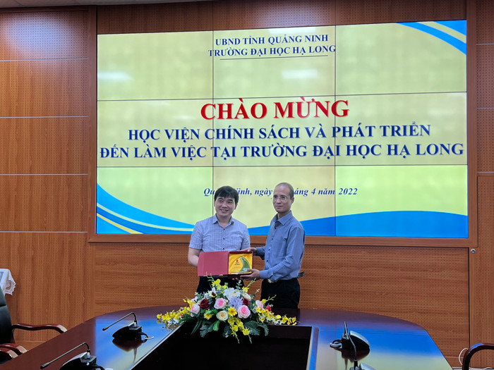 Tiến sĩ Đặng Hoàng Thông - Chủ tịch Hội đồng trường Trường Đại học Hạ Long (bên phải). Ảnh: website trường. Tiến sĩ Đặng Hoàng Thông - Chủ tịch Hội đồng trường Trường Đại học Hạ Long (bên phải). Ảnh: website trường.