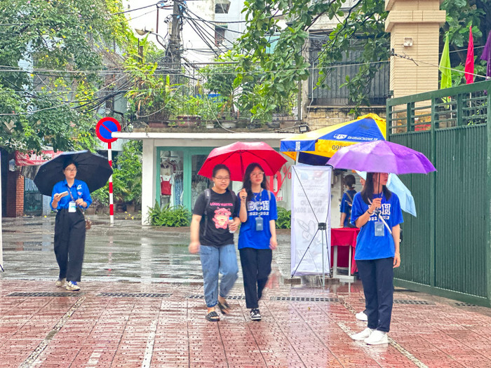 Thí sinh được tình nguyện viên đưa vào khu vực phòng thi. (Ảnh: Đào Hiền) Thí sinh được tình nguyện viên đưa vào khu vực phòng thi. (Ảnh: Đào Hiền)