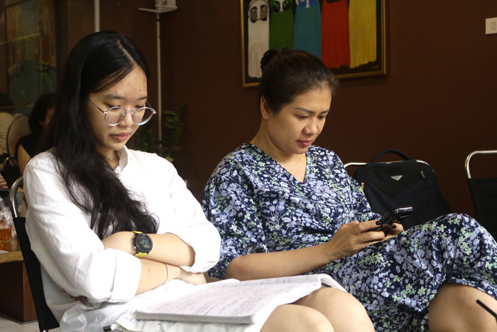 Chị Trần Bông Mai cùng con gái khi chờ vào phòng làm thủ tục dự thi. (Ảnh: Ngọc Mai) GDVN 5.JPG