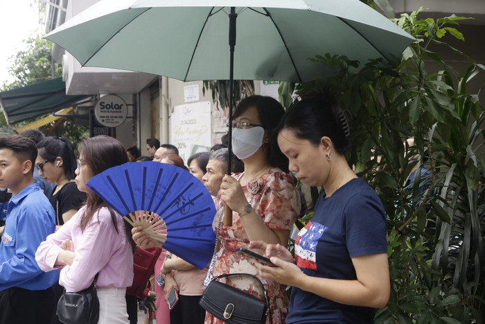 Phụ huynh chờ con ở Điểm thi Trường Trung học phổ thông Phan Huy Chú - Đống Đa. (Ảnh: Ngọc Mai) GDVN (1063).JPG