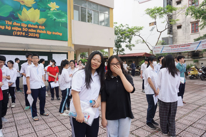 Thí sinh Bùi Minh Ngọc (áo trắng) áp dụng các mẹo “xin vía" đạt điểm số cao trong kỳ thi. Ảnh: Đào Hiền Thí sinh Bùi Minh Ngọc (áo trắng) áp dụng các mẹo “xin vía" đạt điểm số cao trong kỳ thi. Ảnh: Đào Hiền