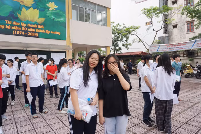 Thí sinh Bùi Minh Ngọc (áo trắng) áp dụng các mẹo “xin vía" đạt điểm số cao trong kỳ thi. Ảnh: Đào Hiền