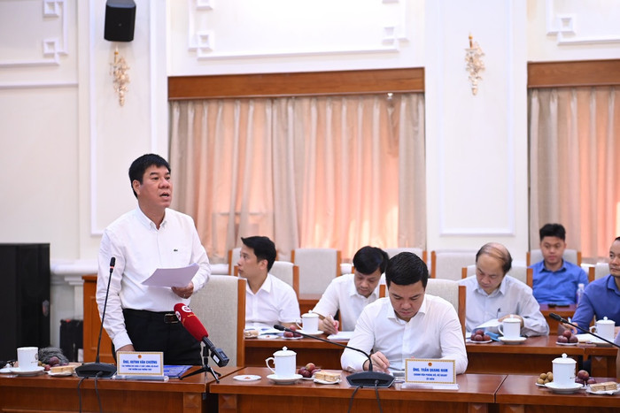 Giáo sư, Tiến sĩ Huỳnh Văn Chương trình bày báo cáo công tác chuẩn bị tổ chức Kỳ thi tốt nghiệp trung học phổ thông năm 2024 tại hội thảo. (Ảnh: Bộ Giáo dục và Đào tạo) Giáo sư, Tiến sĩ Huỳnh Văn Chương trình bày báo cáo công tác chuẩn bị tổ chức Kỳ thi tốt nghiệp trung học phổ thông năm 2024 tại hội thảo. (Ảnh: Bộ Giáo dục và Đào tạo)