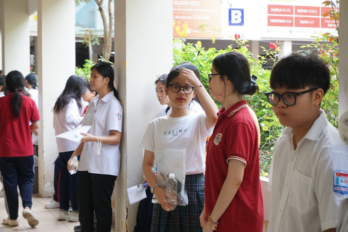 Thí sinh chờ vào phòng thi. (Ảnh: Đào Hiền) Thí sinh chờ vào phòng thi. (Ảnh: Đào Hiền)