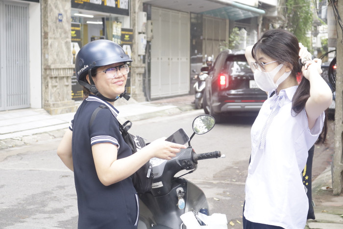 Phụ huynh đưa con đến điểm thi để khích lệ tinh thần cho con. (Ảnh: Ngọc Mai) GDVN (442).JPG