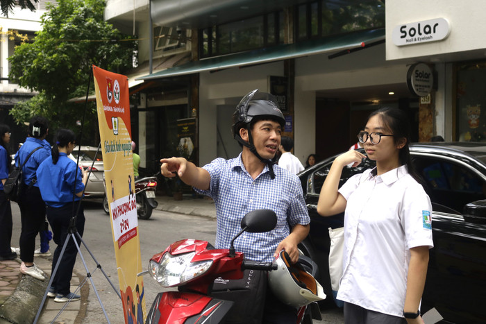 Anh Hoàng Thế Hoàn đưa con đến điểm thi để làm thủ tục. (Ảnh: Ngọc Mai) GDVN 6.JPG