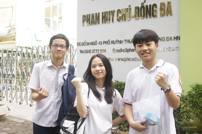 Ba học sinh học trung học cơ sở của Trường Trung học phổ thông Chuyên Hà Nội - Amsterdam thể hiện quyết tâm hoàn thành xuất sắc kỳ thi vào 10 năm học 2024-2025. (Ảnh: Ngọc Mai) GDVN.jpeg