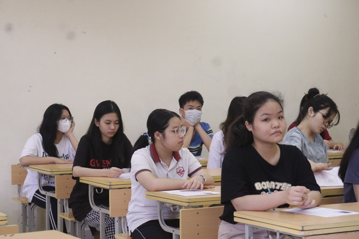 Thí sinh dự thi môn Ngữ văn tại Điểm trường Trung học phổ thông Phan Huy Chú - Đống Đa. (Ảnh: Ngọc Mai) GDVN (169).JPG