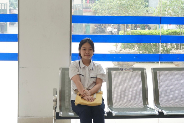 Thí sinh Lê Hà Anh có mặt tại Điểm thi Trường Trung học phổ thông Kim Liên trong sáng ngày 7/6. Ảnh: Đào Hiền GDVN.JPG