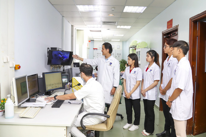 Hình ảnh sinh viên ngành Vật lý Y khoa, Trường Đại học Nguyễn Tất Thành trong giờ thực hành tại bệnh viện. (Ảnh: website nhà trường) Hình ảnh sinh viên ngành Vật lý Y khoa, Trường Đại học Nguyễn Tất Thành trong giờ thực hành tại bệnh viện. (Ảnh: website nhà trường)