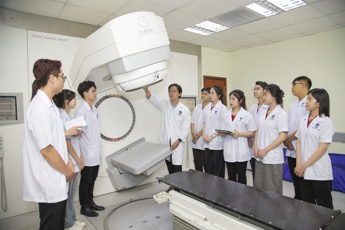 Sinh viên ngành Vật lý Y khoa trong giờ học thực hành. (Ảnh: website nhà trường) Sinh viên ngành Vật lý Y khoa trong giờ học thực hành. (Ảnh: website nhà trường)
