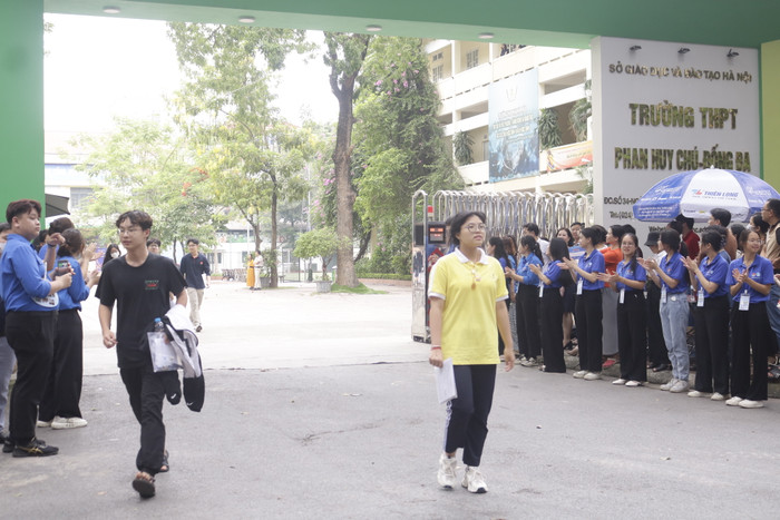 Ảnh chụp một số thí sinh ra khỏi phòng thi đầu tiên trong buổi chiều thi Ngoại ngữ tại Điểm thi Trường Trung học phổ thông Phan Huy Chú - Đống Đa. (Ảnh: Ngọc Mai) GDVN (499).JPG