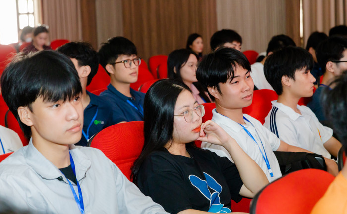 Hội nghị thu hút nhiều sự quan tâm của sinh viên Trường Đại học Công nghiệp Hà Nội. GDVN 10.jpg