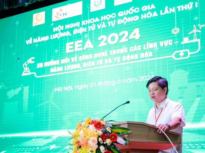 Nhà giáo ưu tú, Phó Giáo sư, Tiến sĩ Phạm Văn Đông phát biểu trong hội nghị. GDVN.jpg