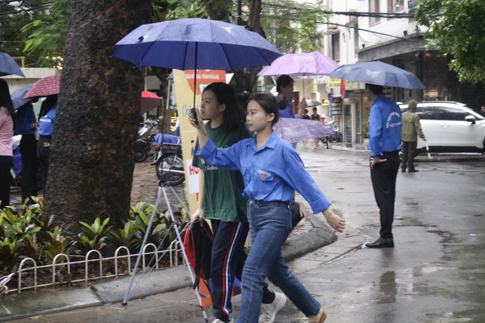 Tình nguyện viên đưa thí sinh vào khu vực phòng thi. (Ảnh: Ngọc Mai) GDVN (20).JPG