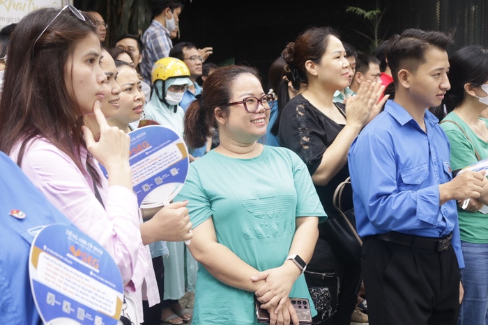 Chị Nguyễn Thị Huyền Trang (mặc áo xanh, đứng giữa ảnh) mong con bình tĩnh, tự tin. (Ảnh: Ngọc Mai) GDVN.JPG