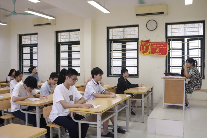 Đúng 9 giờ sáng, thí sinh có mặt tại phòng thi của Điểm thi Trường Trung học phổ thông Phan Huy Chú - Đống Đa để làm thủ tục dự thi. (Ảnh: Ngọc Mai) GDVN 2.JPG