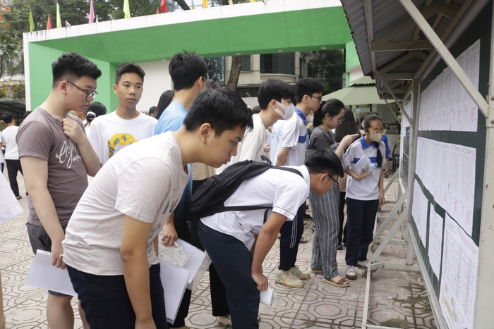 Thí sinh xem danh sách phòng thi tại Điểm thi Trường Trung học phổ thông Phan Huy Chú - Đống Đa. (Ảnh: Ngọc Mai) GDVN 2.JPG