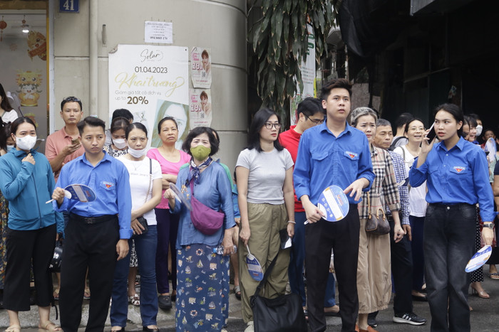 Phụ huynh chờ thí sinh ra khỏi phòng thi trong buổi sáng thi môn Ngữ văn. (Ảnh: Ngọc Mai) GDVN 14.JPG