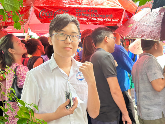 Em Đoàn Duy Anh - thí sinh đầu tiên kết thúc môn thi Toán tại Điểm thi Trường Trung học phổ thông Kim Liên. Ảnh: Đào Hiền Em Đoàn Duy Anh - thí sinh đầu tiên kết thúc môn thi Toán tại Điểm thi Trường Trung học phổ thông Kim Liên. Ảnh: Đào Hiền