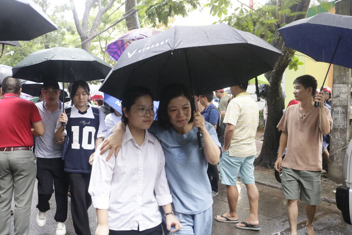 Phụ huynh an ủi, chia sẻ cùng con gái sau khi kết thúc bài thi môn Toán. (Ảnh: Ngọc Mai) GDVN (724).JPG