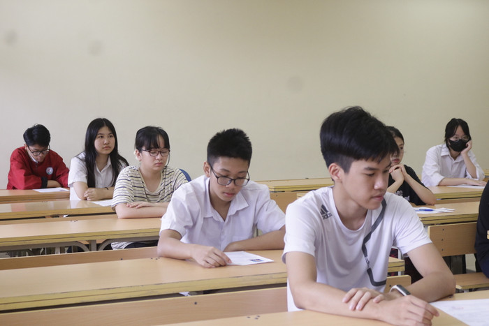 Thí sinh làm thủ tục dự thi Kỳ thi tuyển sinh lớp 10 trung học phổ thông công lập năm học 2024-2025. (Ảnh: Ngọc Mai) GDVN 3.JPG