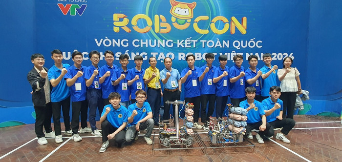 Sinh viên Trường Đại học Giao thông vận tải tham gia cuộc thi Sáng tạo Robocon Việt Nam năm 2024. (Ảnh: NTCC) GTVT 8.jpg