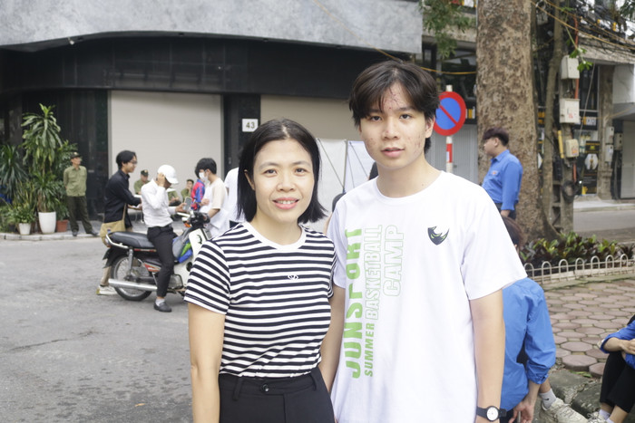 Chị Nguyễn Thanh Lam cùng con trai tại điểm thi Trường Trung học phổ thông Phan Huy Chú - Đống Đa. (Ảnh: Ngọc Mai) GDVN 8.JPG