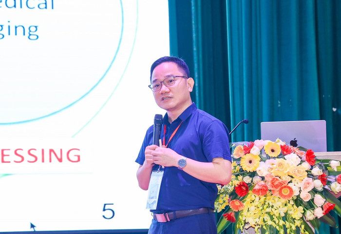 Giáo sư, Tiến sĩ Trần Đức Tân – Phó Trưởng khoa, Khoa Điện – Điện tử, Trường Đại học Phenikaa chia sẻ trong hội nghị. GDVN 4.jpg