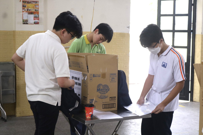 Khu vực để vật dụng không cần thiết mang vào phòng thi của thí sinh tại Điểm thi Trường Trung học phổ thông Phan Huy Chú - Đống Đa. (Ảnh: Ngọc Mai) Khu vực để vật dụng không cần thiết mang vào phòng thi của thí sinh tại Điểm thi Trường Trung học phổ thông Phan Huy Chú - Đống Đa. (Ảnh: Ngọc Mai)